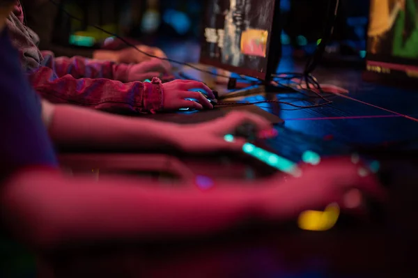 Los jugadores juegan en las computadoras, primer plano de las manos y el teclado —  Fotos de Stock