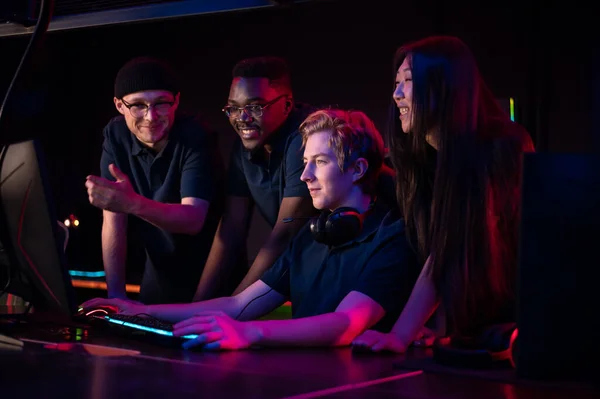 During an esports training session, a team of boys and girls sort out the latest game and smile — Stock Photo, Image