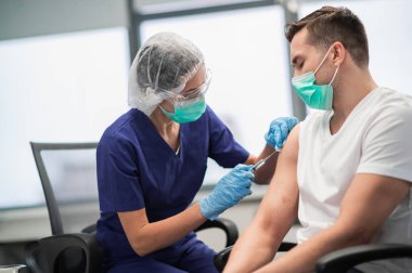 Salgın sırasında, bir adam kliniğe gelip koronavirüs aşısı yaptırdı.