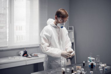 Laboratuvarda yeni maddeler üzerinde çalışan genç bir bilim adamı