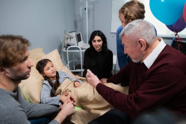 Tüm ailesi tarafından hastaneye ziyaret edilen genç bir kız.