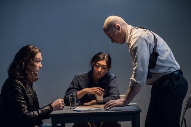 Tecrübeli bir dedektif ve yardımcısı şüpheliyi karakolda sorguluyor.