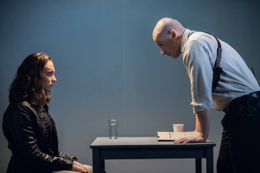 Tecrübeli bir dedektif karakolda bir röportaj yapar.