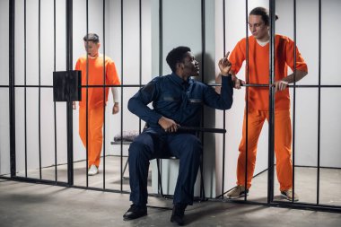 Yüksek güvenlikli bir hapishanede, erkek bir gardiyan, tehlikeli suçlularla birlikte hücreleri koruyor. Tehlikeli bir meslek..