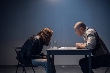 Bir polis dedektifi beyaz bir adamın suç işlediğinden şüpheleniyor. Sorgu odasında kanıt sunumuyla sorgulama yapar..