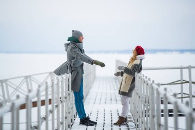Sevgililer gününde donmuş bir nehirdeki iskelede romantik bir buluşma.