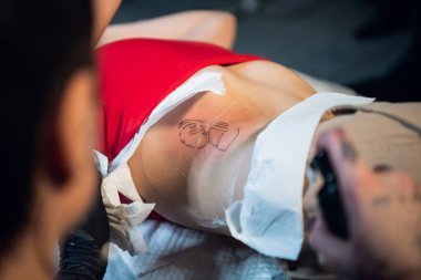 İş bittikten sonra, dövmeci müşterinin derisini daha hızlı iyileştirmek için işliyor.