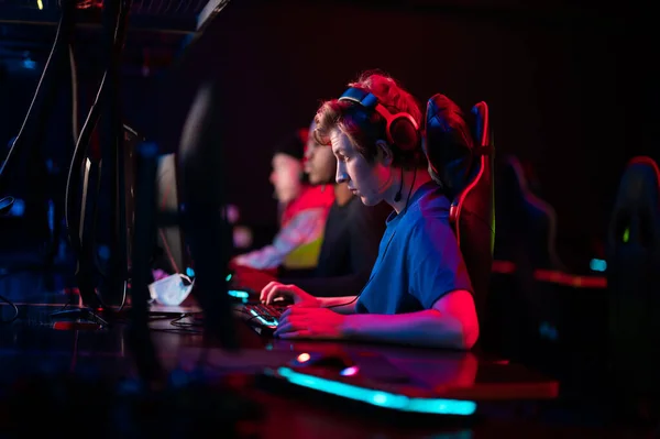 Professional esports players at an online game tournament. The cyber team plays computers and trains — Stock Photo, Image