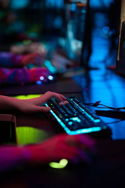 The hands of a male gamer during a tense game, the keyboard and mouse are visible. — Stock Photo, Image