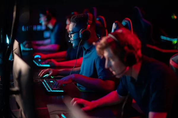 Professional esports players at an online game tournament. The cyber team plays computers and trains — Stock Photo, Image