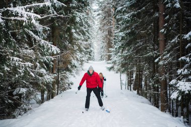 Genç bir çift kayak yapmak için şehirden çıkıp ormana gitti.