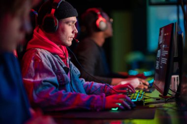 Bir online oyun turnuvasında profesyonel esport oyuncuları. Siber ekip bilgisayar ve trenlerle oynar.