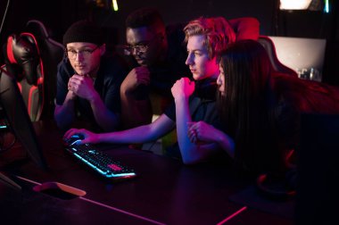 Esport takımının oyuncuları bilgisayar kulübünde toplandı ve Dota 2 Dünya Şampiyonası 'ndan dereyi izlediler.