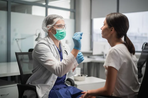 A woman with symptoms of covid-19 passes a PCR test, a smear from the nasopharynx — Stock Photo, Image