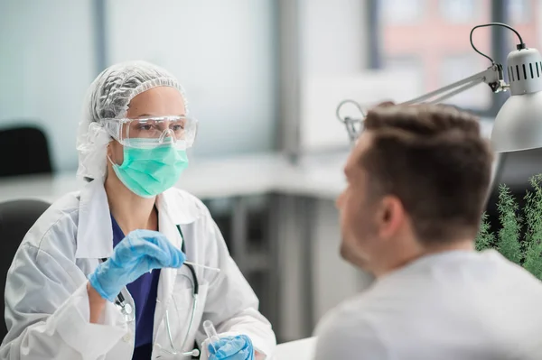 Um assistente de laboratório em uma clínica privada tira um cotonete dos pacientes nasofaringe, um teste de PCR para coronavírus covid 19 — Fotografia de Stock