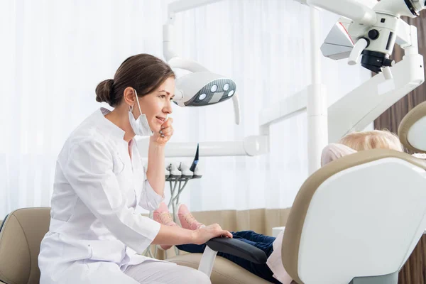 Persone, medicina, stomatologia e concetto di assistenza sanitaria - una dentista felice che ha una piccola paziente nel suo studio — Foto Stock