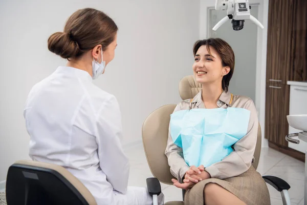 Retrato de cerca de un paciente feliz sonriente en el consultorio de odontología. Visita a la clínica, control médico preventivo anual. Expresión facial positiva — Foto de Stock