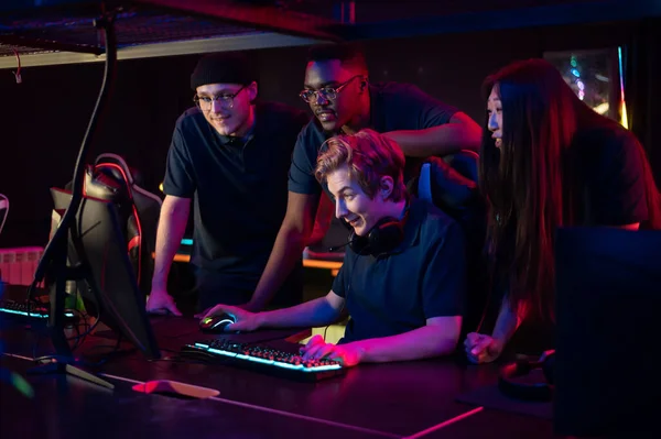 Cyber gamers broadcast live from their training ground, communicate with their fans live — Stock Photo, Image