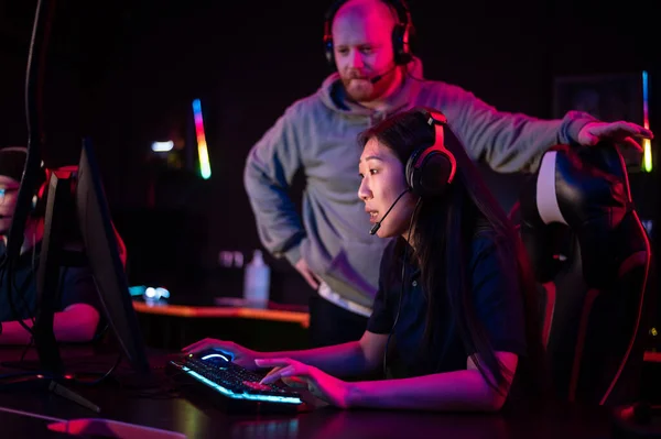 Individual training sessions with an esports coach in a computer club, an asian girl plays dota — Stock Photo, Image