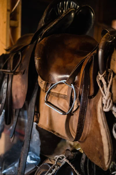 Un conjunto de equipo de equitación en un establo de madera en el club ecuestre —  Fotos de Stock