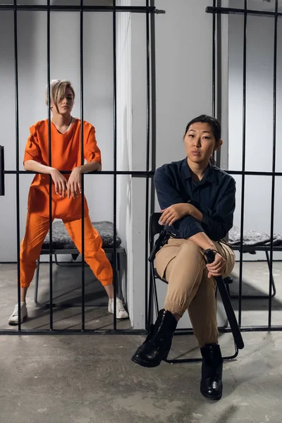 Un giovane criminale e la sua guardia femminile posano per una foto in prigione — Foto Stock