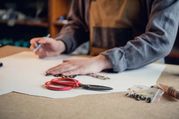 Producción manual de zapatos en el taller el zapatero comienza con la preparación de un dibujo de papel sobre la mesa — Foto de Stock