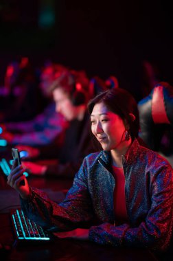 Esportlar şampiyonası sırasında, genç bir Çinli kadın günlük yayını için bir video kaydetti.