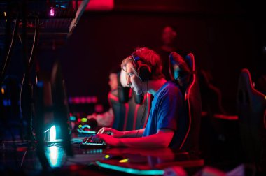 Bir online oyun turnuvasında profesyonel esport oyuncuları. Siber ekip bilgisayar ve trenlerle oynar.
