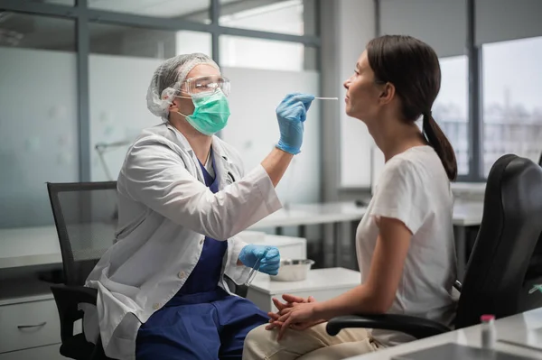 En el laboratorio, se realizan pruebas de coronavirus por reacción en cadena de la polimerasa, se toma un frotis de la nasofaringe de una paciente femenina — Foto de Stock