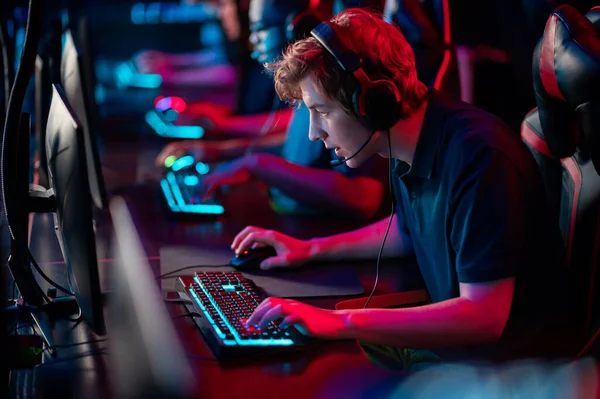 Professional esports players at an online game tournament. The cyber team plays computers and trains — Stock Photo, Image