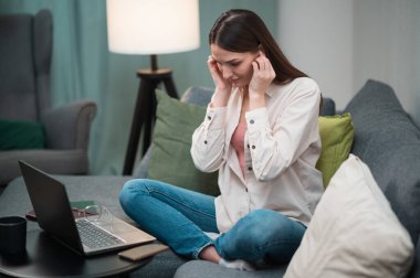 Öğle yemeğinde, yönetici kadın evinde, kanepede oturan Lotus Asana 'nın yardımıyla stresten kurtulur.