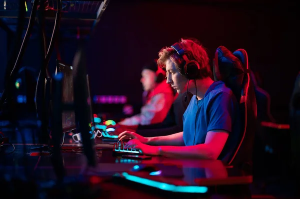 Professional esports players at an online game tournament. The cyber team plays computers and trains — Stock Photo, Image