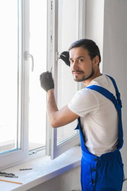 Pencere yapımcısı odaya bir pencere kurar