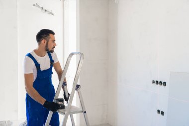 İşçi işaretleme için lazer seviyesi kullanıyor.