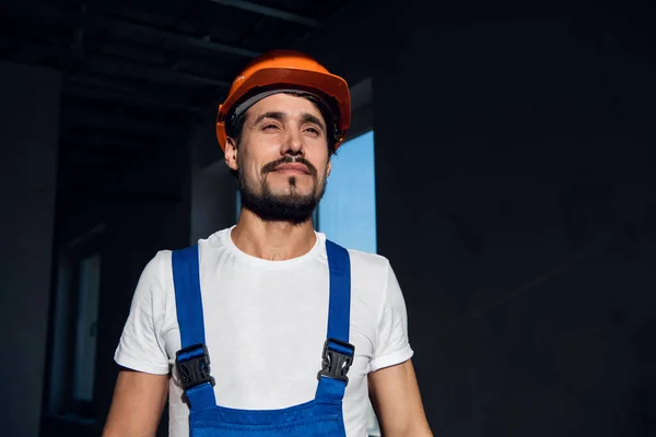 Snygg ingenjör rätar ut konstruktion hatt på huvudet — Stockfoto