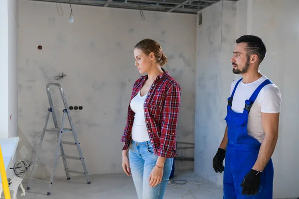 The client is disappointed with the way the repairer renovates the apartment — Stock Photo, Image