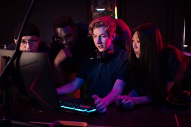 Esport takımının oyuncuları bilgisayar kulübünde toplandı ve Dota 2 Dünya Şampiyonası 'ndan dereyi izlediler.