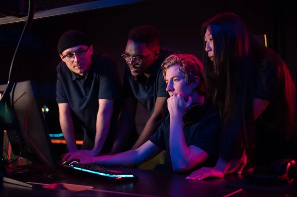 Spelers van het esportteam verzamelden zich in de computerclub en keken naar de stream van het dota 2 wereldkampioenschap — Stockfoto