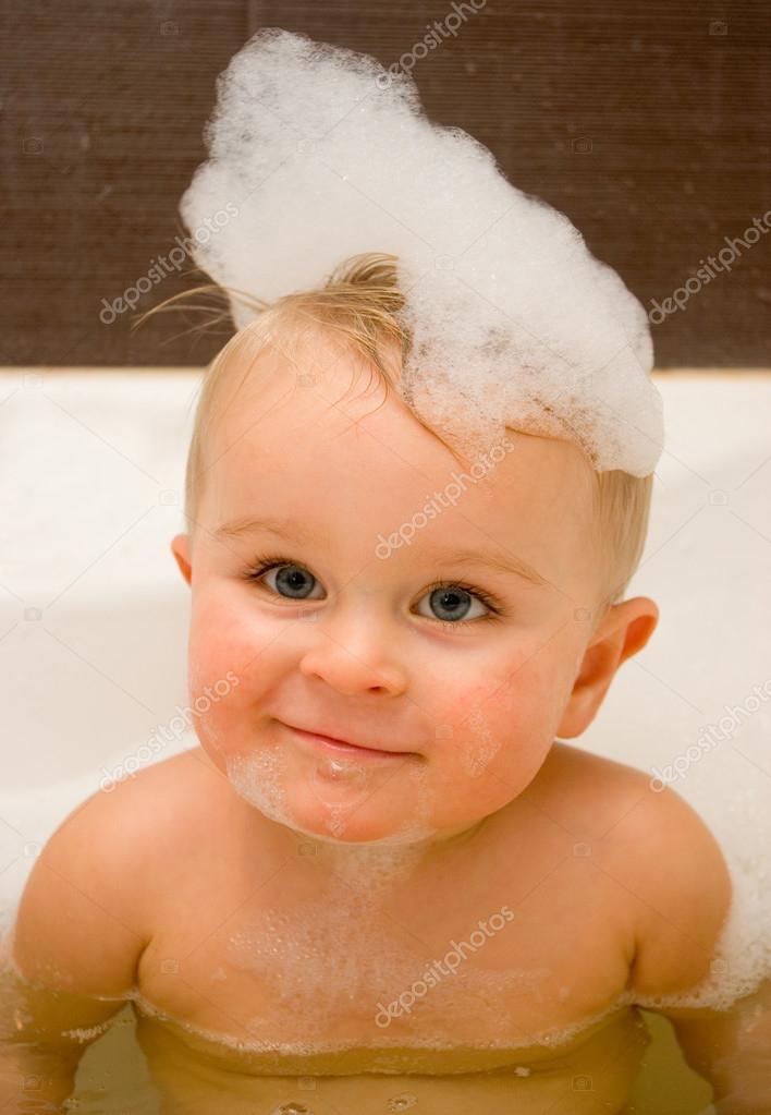 Little boy taking a bath with foam on his head — Stock Photo © a