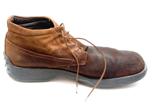 Beyaz arka plan üzerinde izole kirli kahverengi güderi ayakkabı yıpranmış — Stok fotoğraf