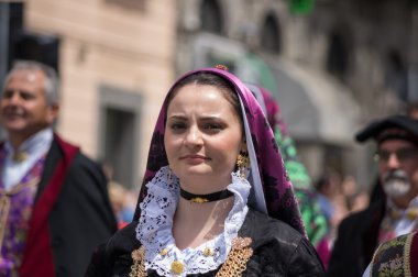 Kız Sardunyalı tipik kostümleri ile 