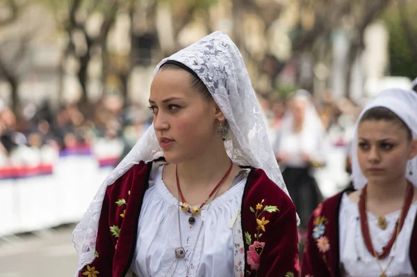 Dziewczyna z Sardynii typowe stroje — Zdjęcie stockowe