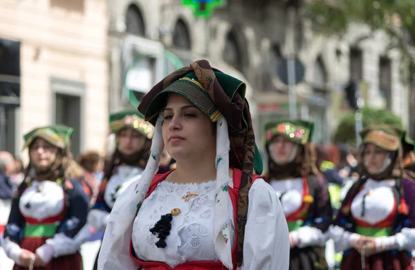 Chica con los trajes típicos de Cerdeña —  Fotos de Stock