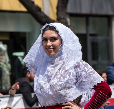 Kız Sardunyalı tipik kostümleri ile 