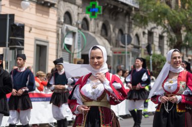 Sardunyalı tipik kostümleri 