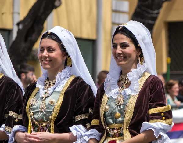 Mädchen mit den sardischen typischen Kostümen — Stockfoto