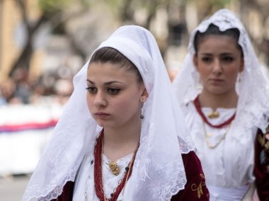 Sardunyalı tipik kostümleri 