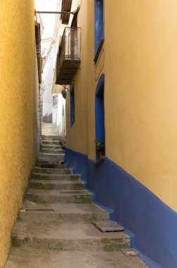 Dar bir sokakta ölçek