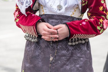 geleneksel Sardunyalı takı