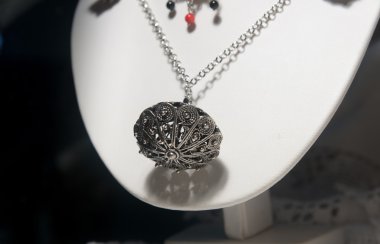 tipik Sardunyalı mücevher 